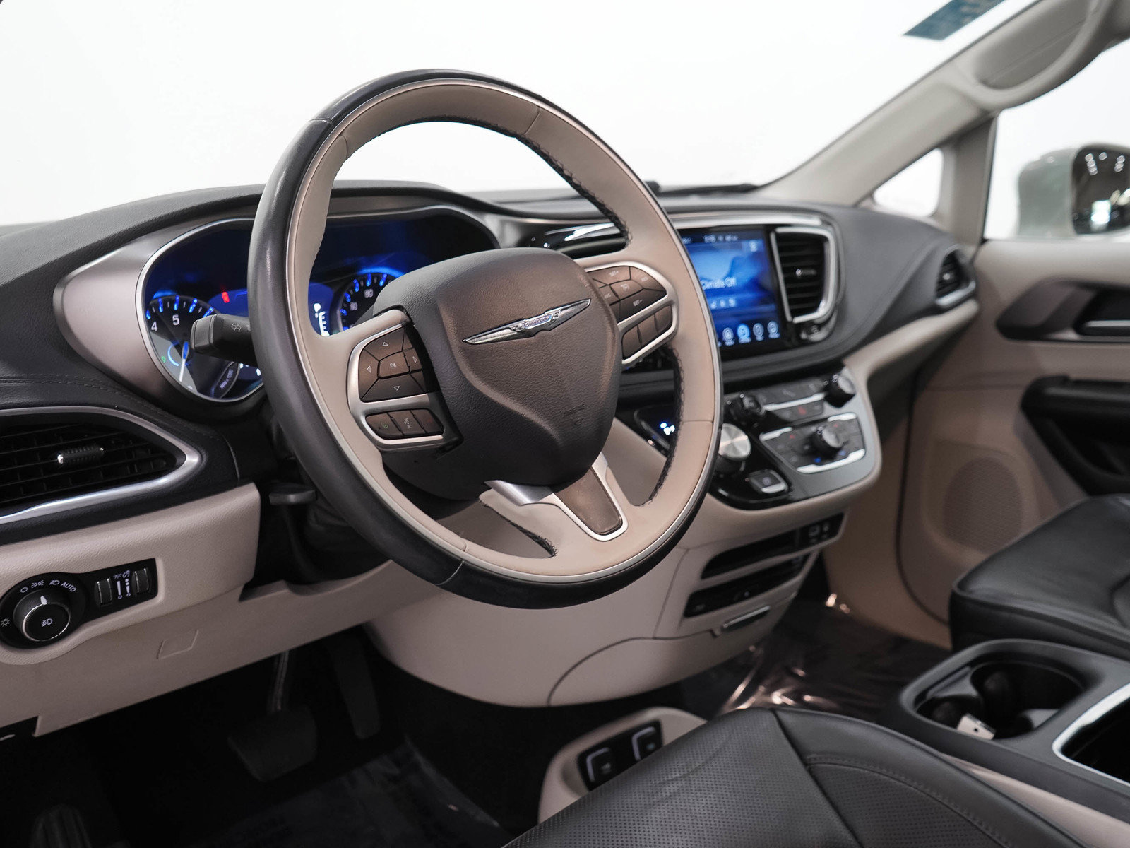 Used 2017 Chrysler Pacifica Limited w/ UConnect Theater Package FWD image 28