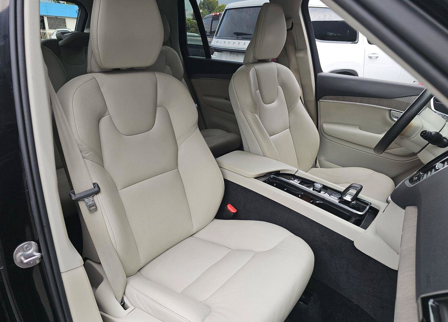 Used 2024 Volvo XC90 T8 Plus AWD/4WD image 2
