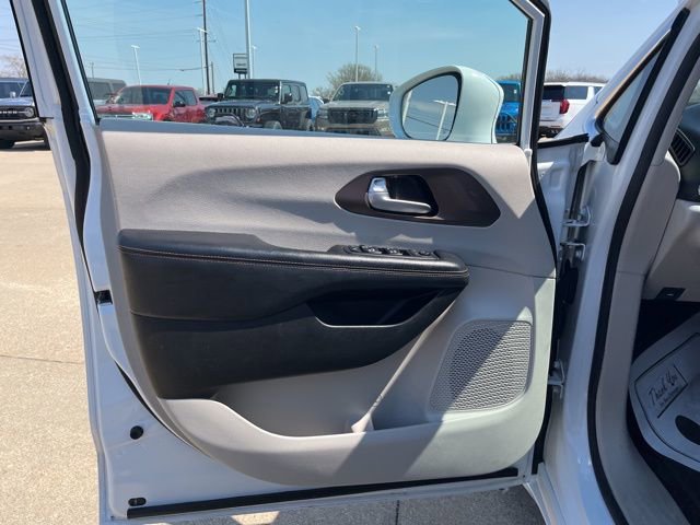 Used 2018 Chrysler Pacifica Touring-L Plus image 10