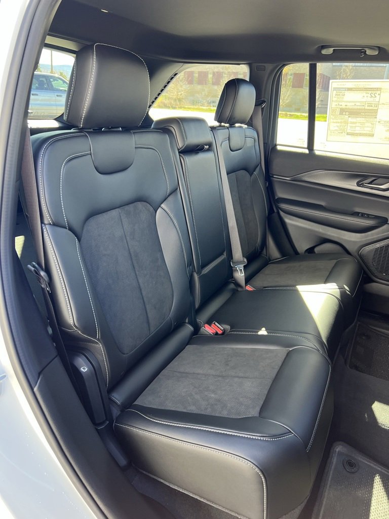 New 2025 Jeep Grand Cherokee Altitude image 16