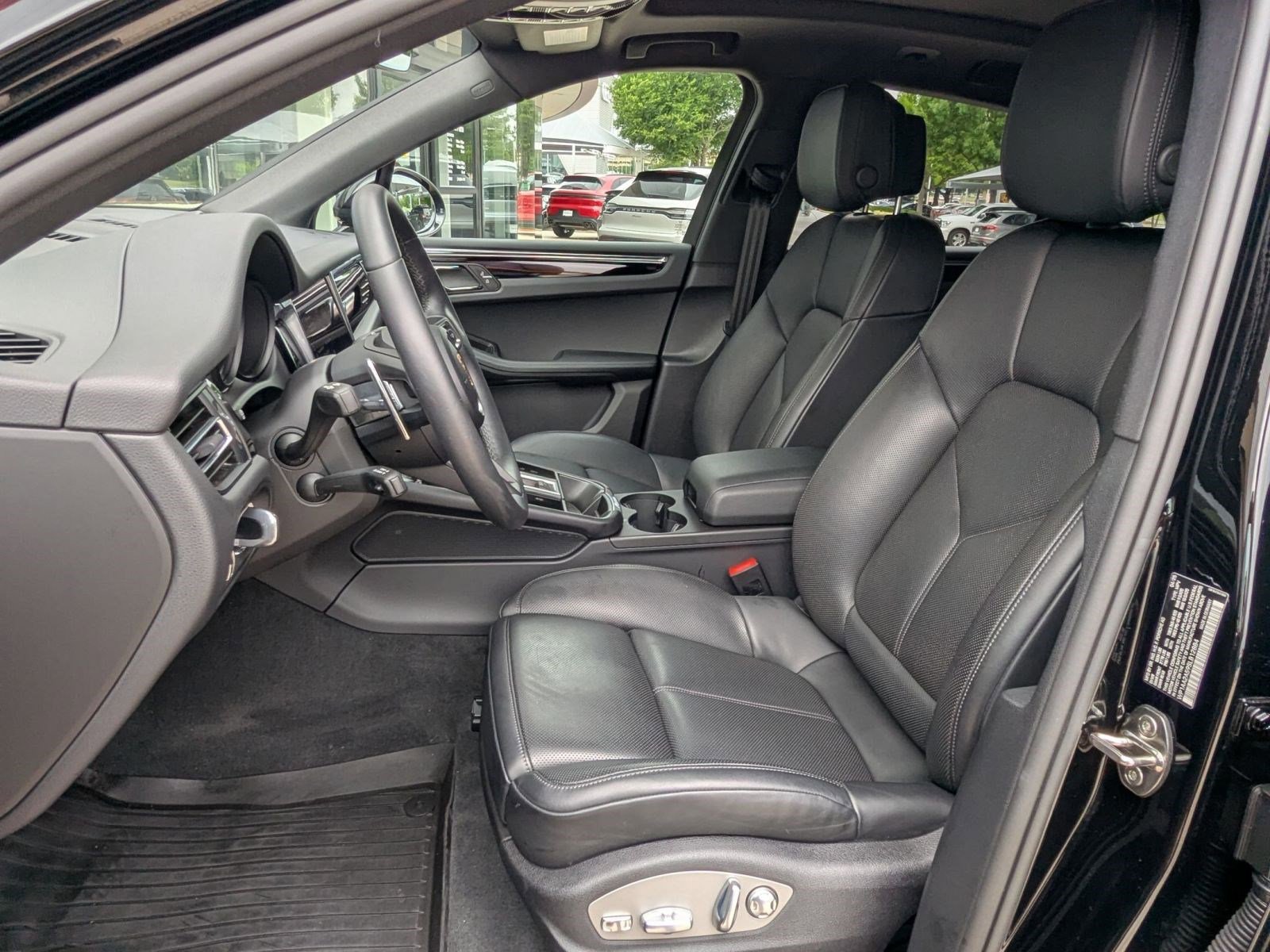 Certified 2025 Porsche Macan AWD/4WD image 5