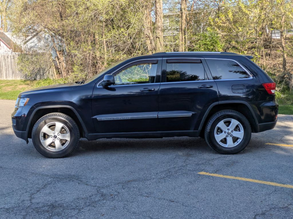 Used 2011 Jeep Grand Cherokee Laredo AWD/4WD image 4
