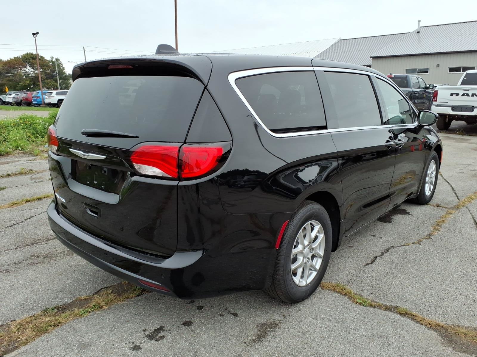 New 2027 Chrysler Pacifica LX FWD image 5