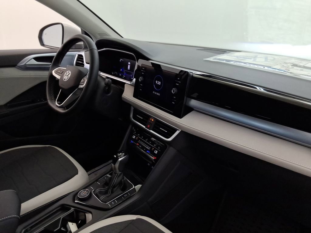 Certified 2025 Volkswagen Taos SE image 23