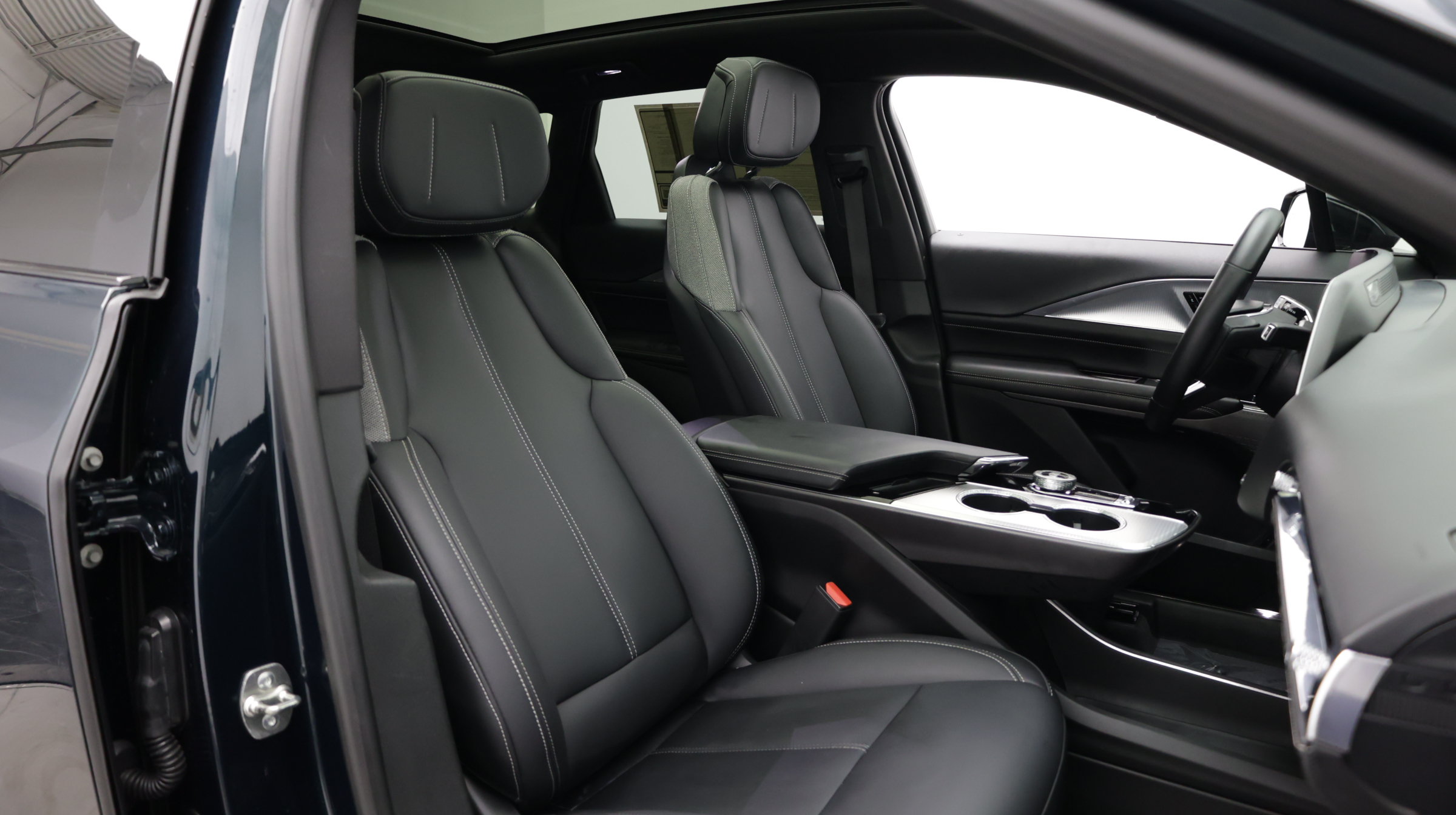 Used 2024 Cadillac Lyriq Tech RWD image 38