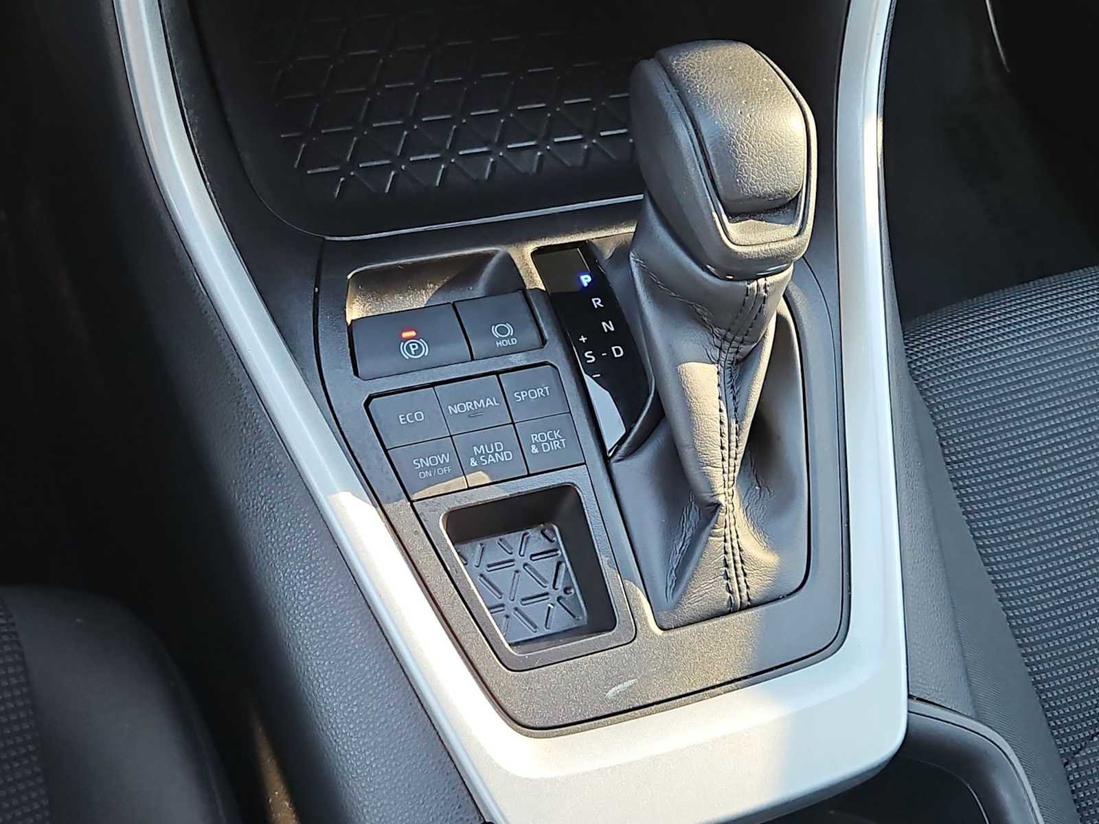 Used 2024 Toyota RAV4 LE image 29