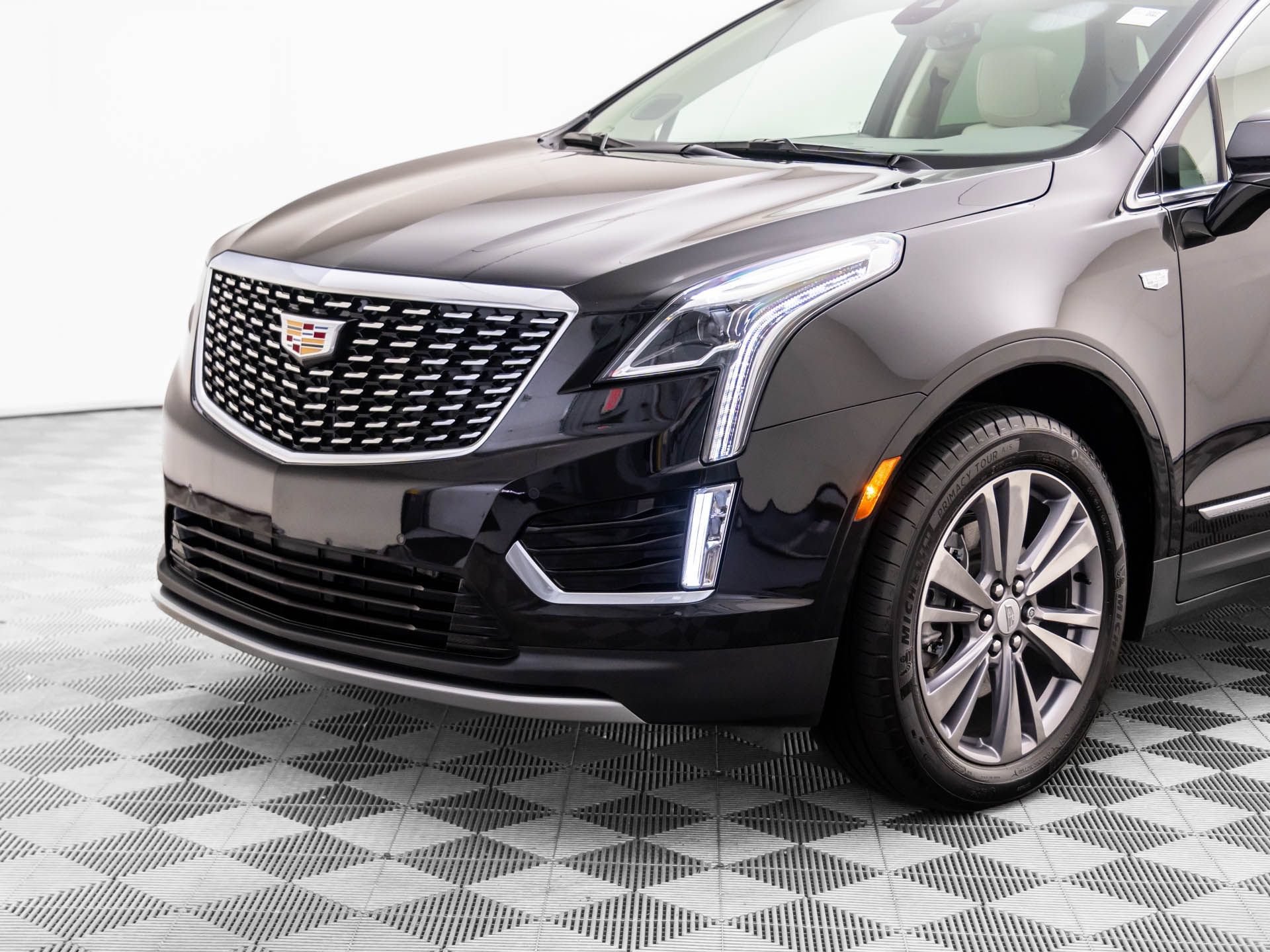 Certified 2025 Cadillac XT5 Premium Luxury w/ LPO, Floor Liner Package AWD/4WD image 37