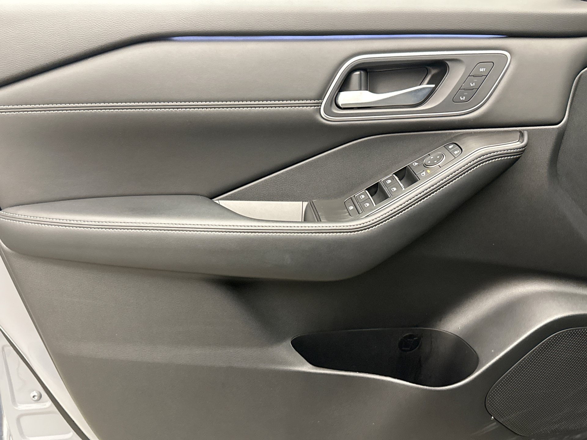 Used 2025 Nissan Rogue Platinum w/ Platinum Premium Package FWD image 9