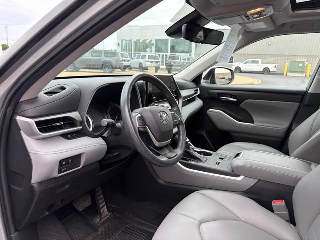 Used 2023 Toyota Highlander XLE FWD image 16