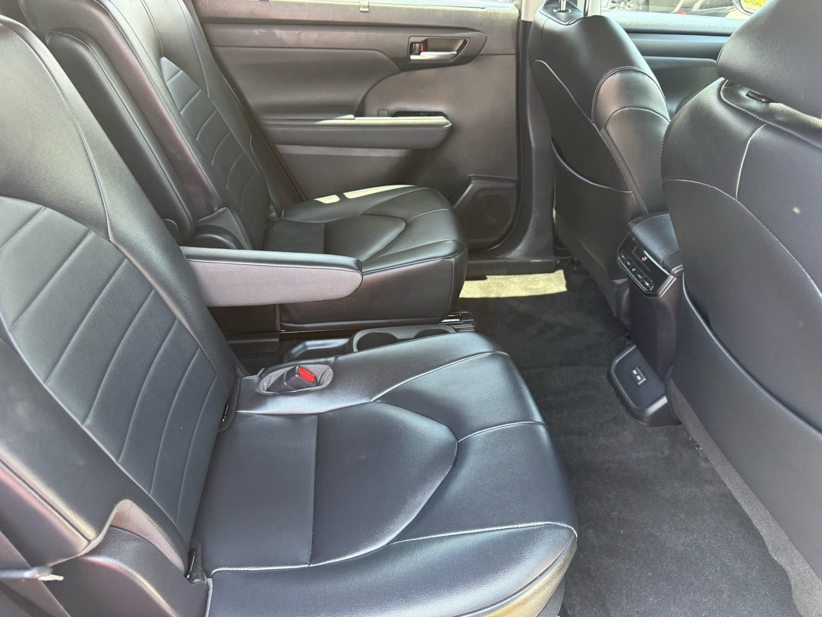 Used 2023 Toyota Highlander XLE FWD image 31