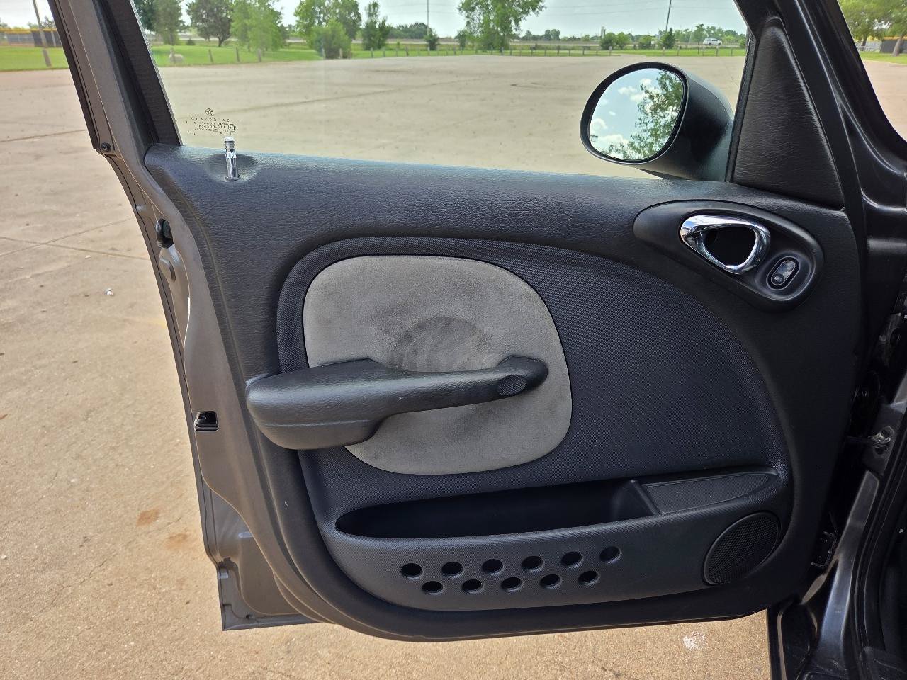 Used 2004 Chrysler PT Cruiser Limited FWD image 11