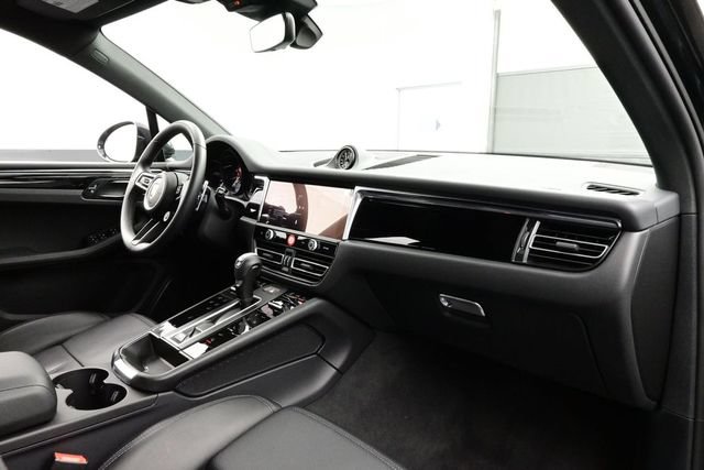 Certified 2025 Porsche Macan AWD/4WD image 18