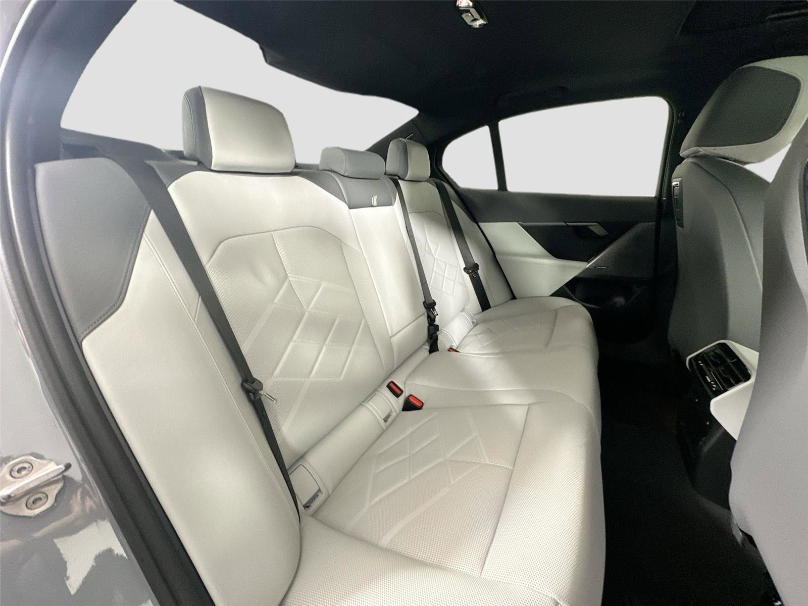 New 2026 BMW i5 eDrive40 w/ M Sport Package RWD image 27