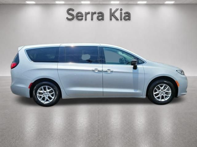 Used 2024 Chrysler Pacifica Touring-L FWD image 6