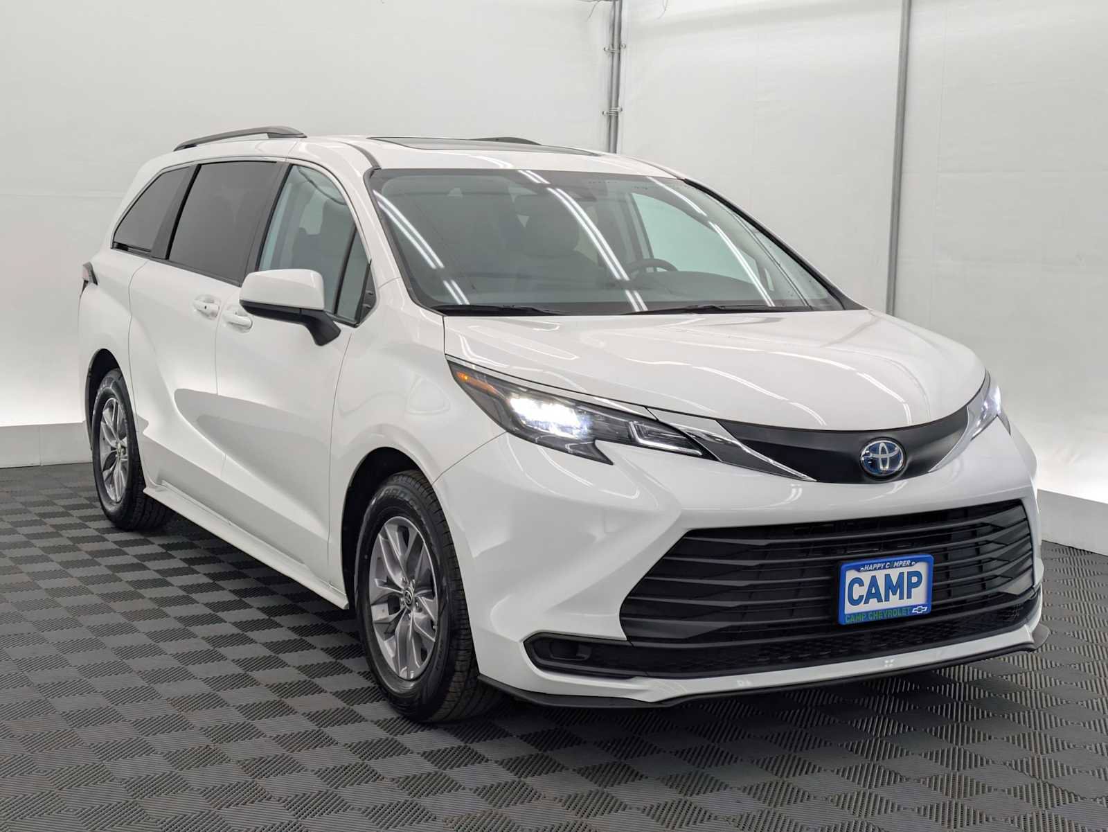 Used 2024 Toyota Sienna LE w/ LE Plus Package FWD image 8