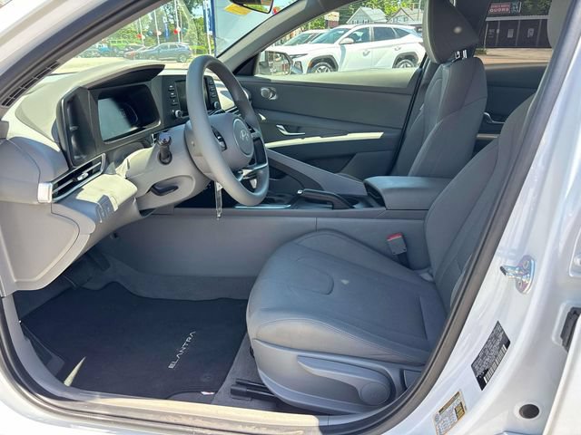 Certified 2025 Hyundai Elantra SE FWD image 9