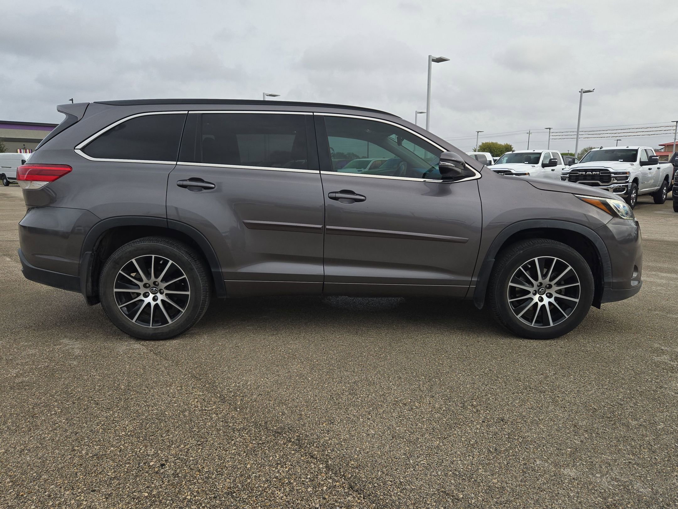 Used 2018 Toyota Highlander SE image 2