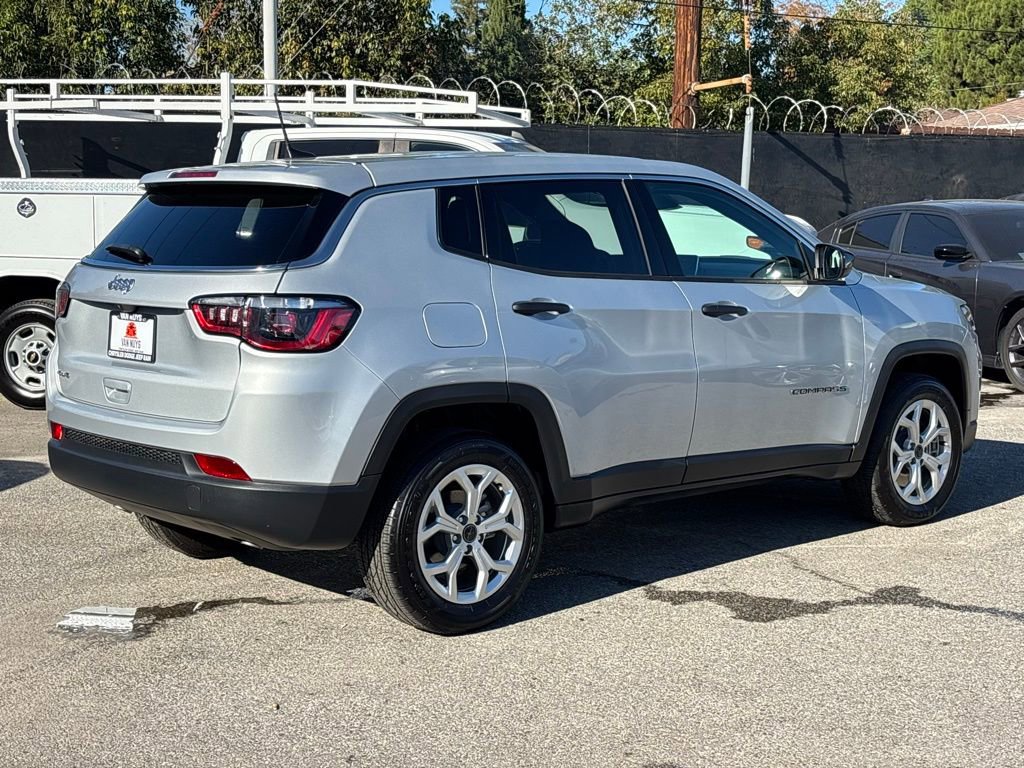 Used 2025 Jeep Compass Sport image 4