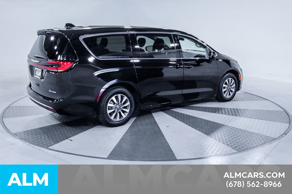 Used 2024 Chrysler Pacifica Select image 10