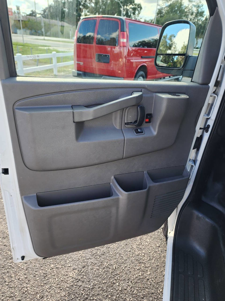 Used 2018 Chevrolet Express 2500 Extended image 15