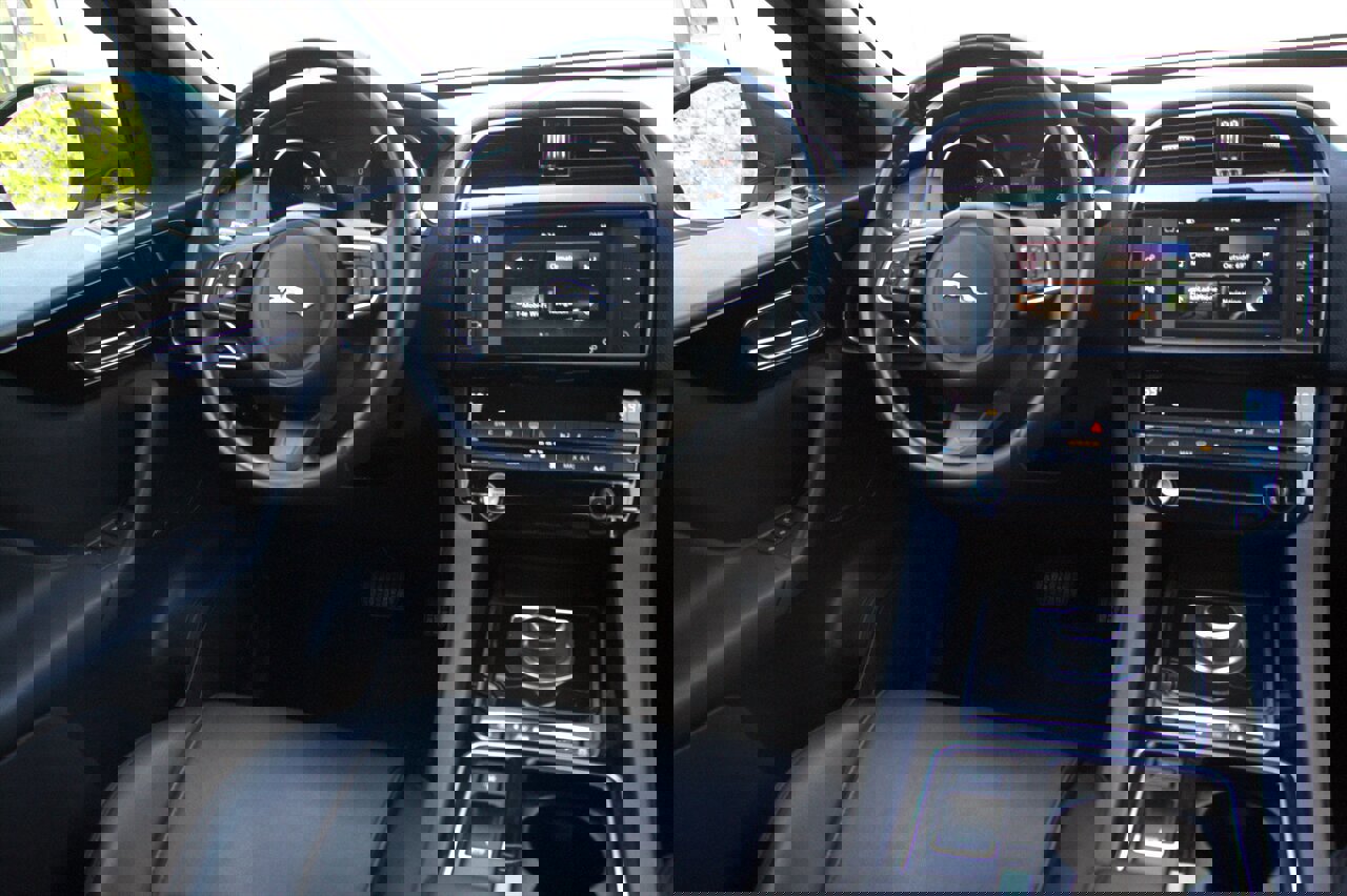 Used 2018 Jaguar F-PACE Premium image 33