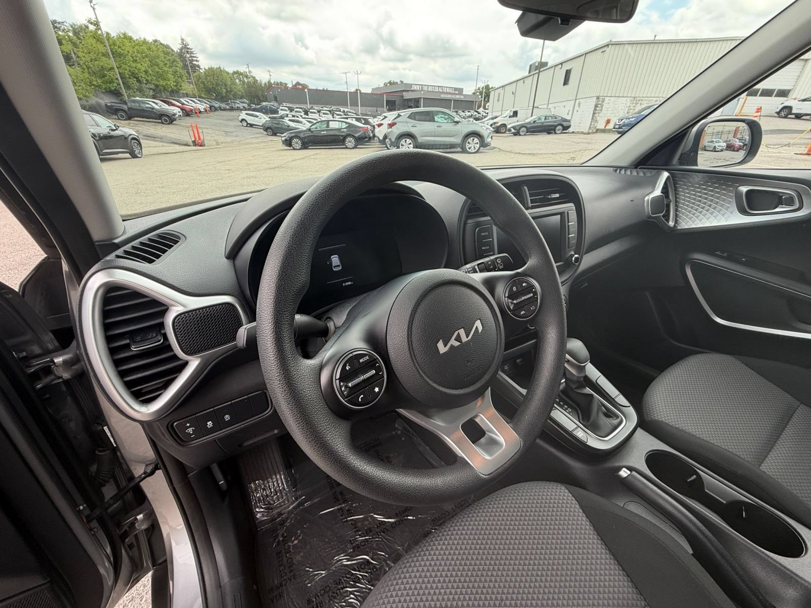Used 2025 Kia Soul LX w/ LX Technology Package FWD image 33