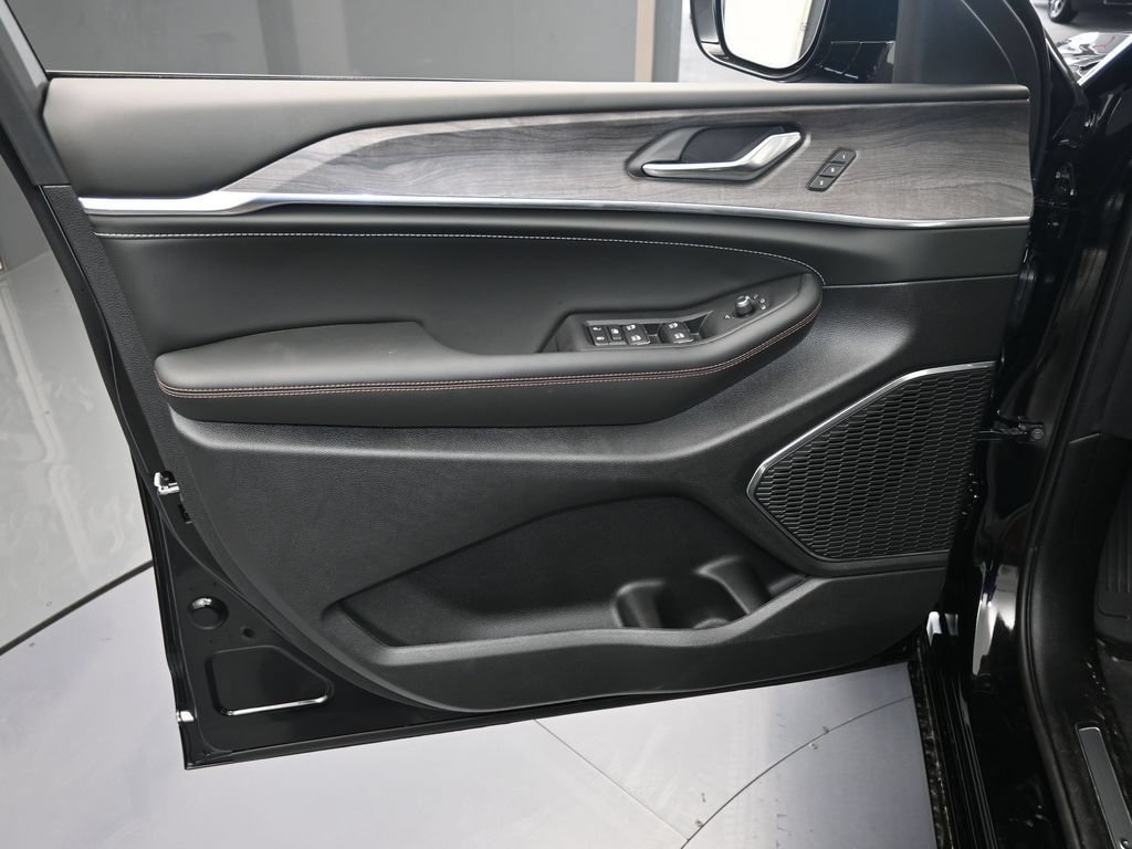 New 2025 Jeep Grand Cherokee L Overland AWD/4WD image 13