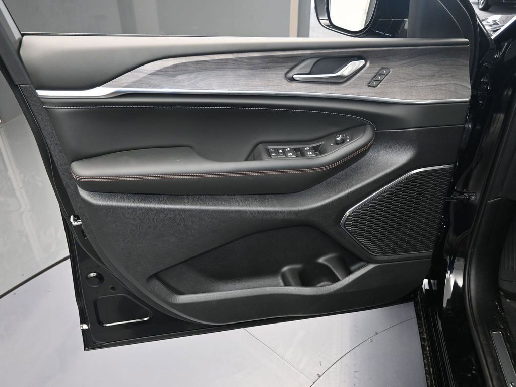 New 2025 Jeep Grand Cherokee L Overland AWD/4WD image 13