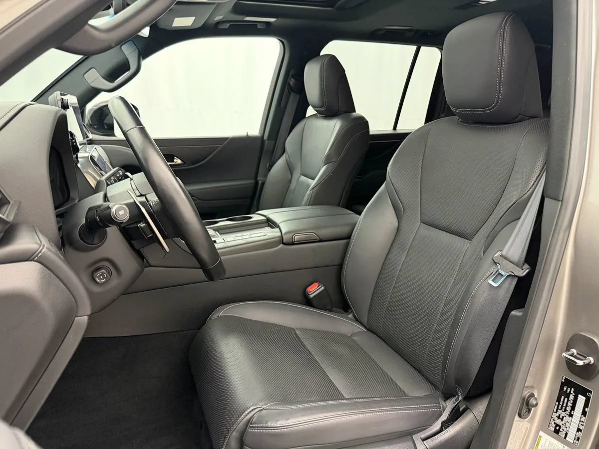 Used 2023 Lexus LX 600 4WD w/ Appearance Package image 11