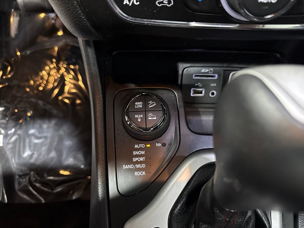 Used 2014 Jeep Cherokee Trailhawk w/ Technology Group AWD/4WD image 23