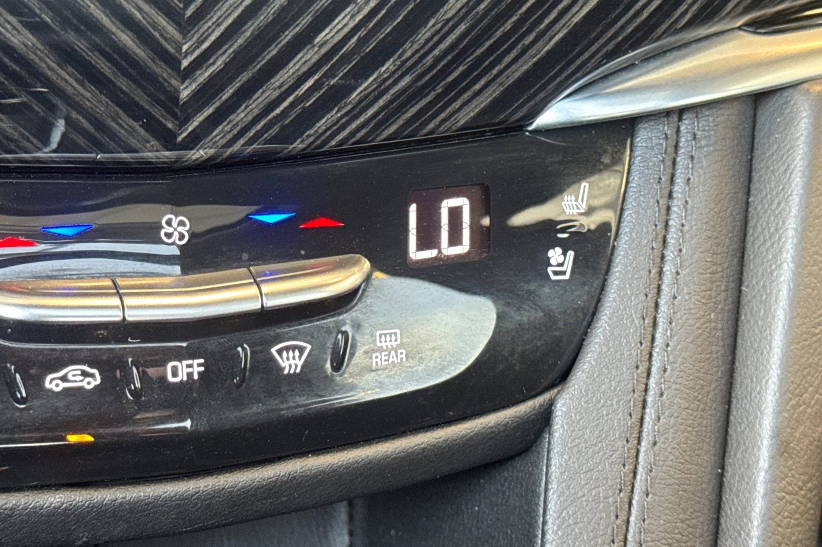 Certified 2025 Cadillac XT6 Premium Luxury FWD image 30