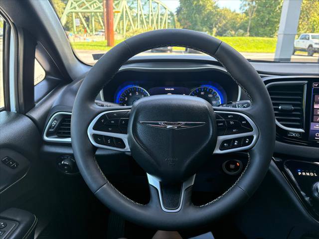 Certified 2025 Chrysler Pacifica Select FWD image 19