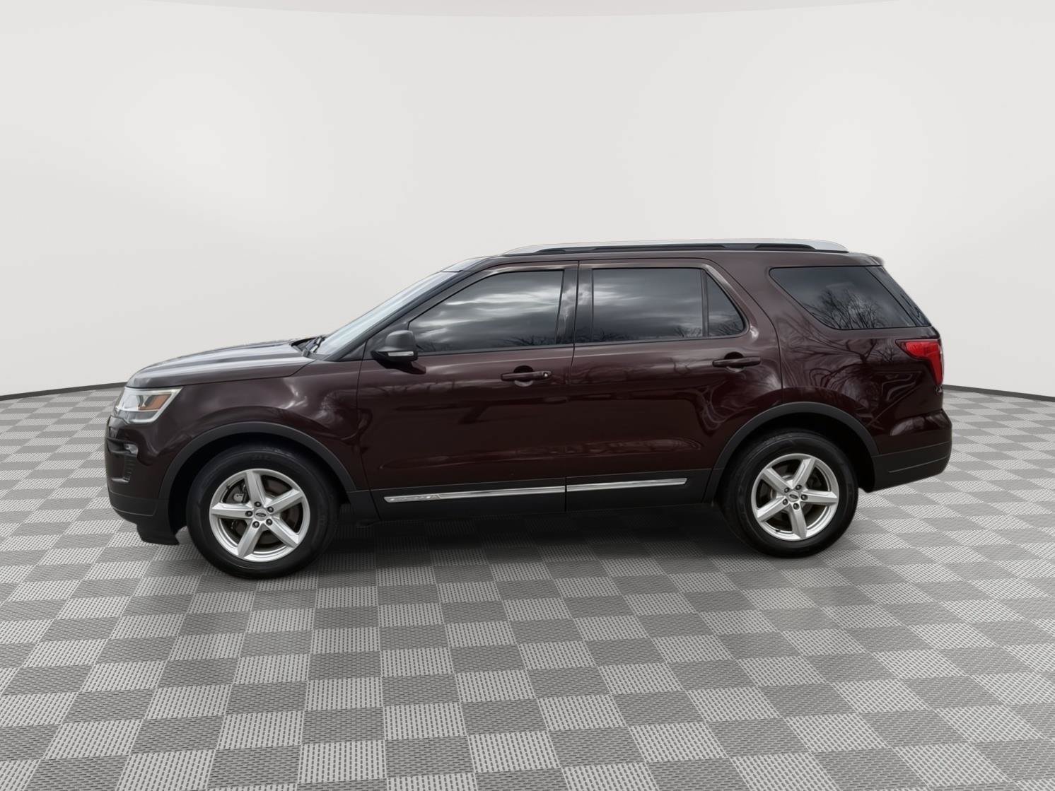 Used 2019 Ford Explorer XLT w/ Equipment Group 202A FWD image 4