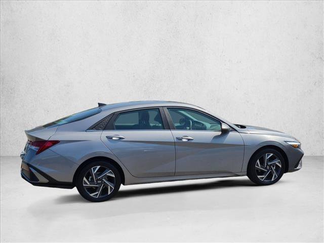 Used 2025 Hyundai Elantra SEL FWD image 4