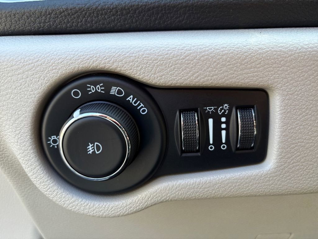 Used 2023 Chrysler Pacifica Touring-L FWD image 4