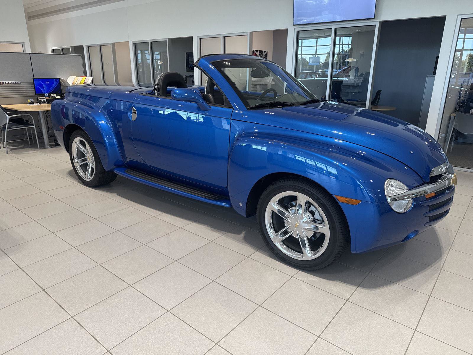 Used 2006 Chevrolet SSR w/ Preferred Equipment Group RWD image 5