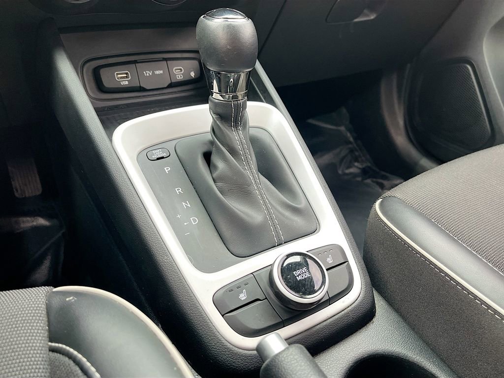 Used 2023 Hyundai Venue Limited image 17
