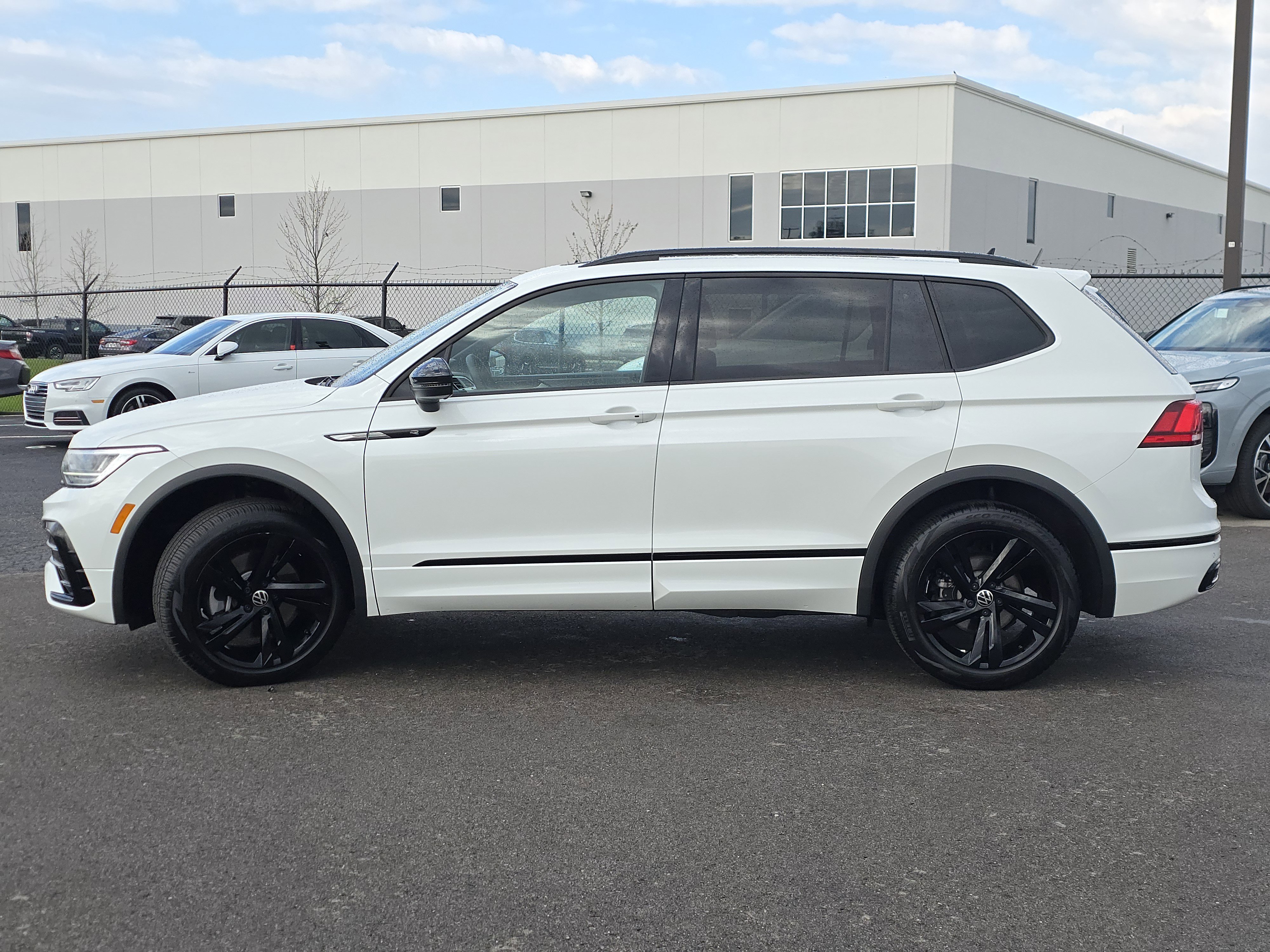 Certified 2023 Volkswagen Tiguan SE R-Line image 4