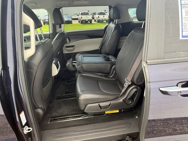 Used 2023 Kia Carnival LX FWD image 21