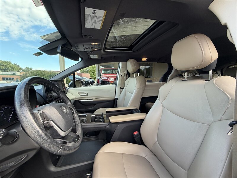 Used 2021 Toyota Sienna XLE w/ XLE Plus Package FWD image 17