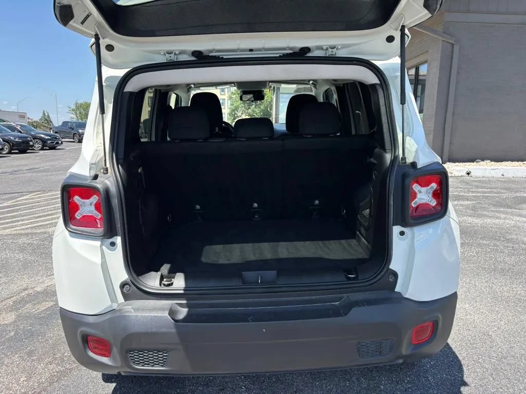 Used 2019 Jeep Renegade Latitude w/ Cold Weather Group AWD/4WD image 9