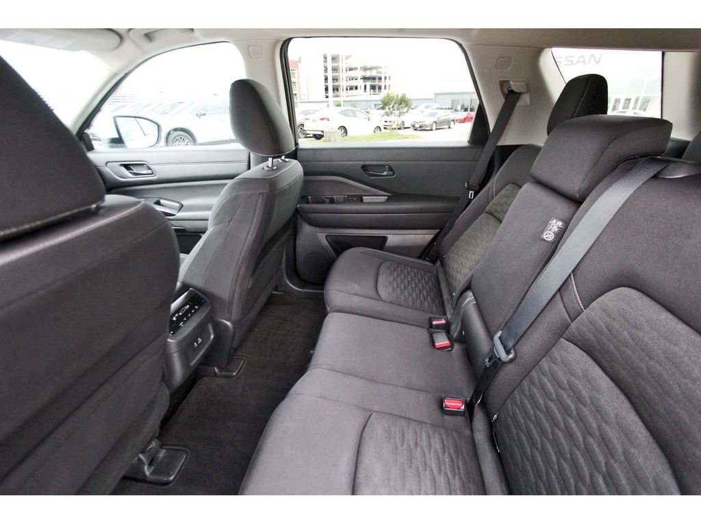 Used 2023 Nissan Pathfinder SV image 9