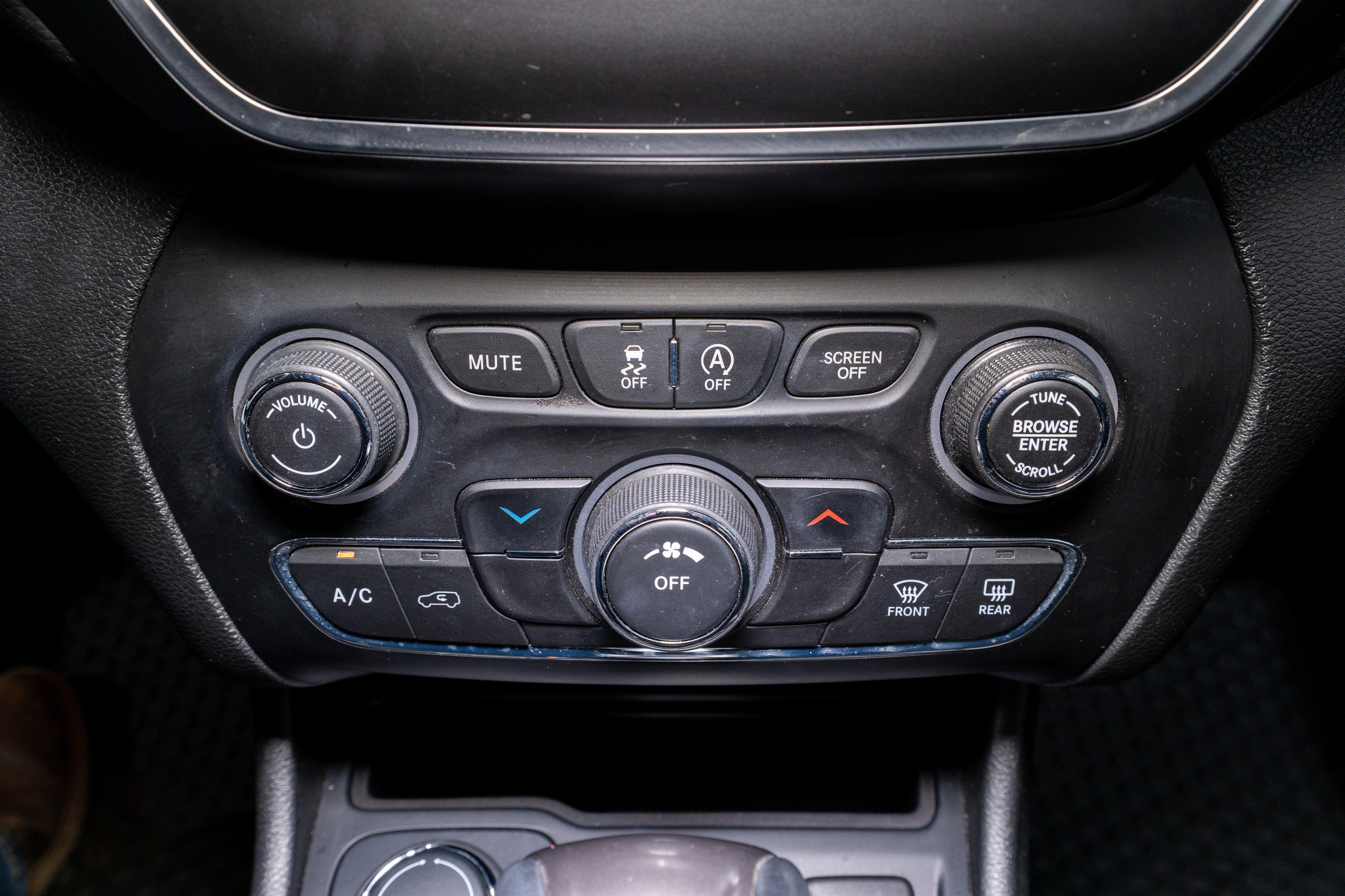 Used 2019 Jeep Cherokee Latitude Plus w/ Cold Weather Group image 21