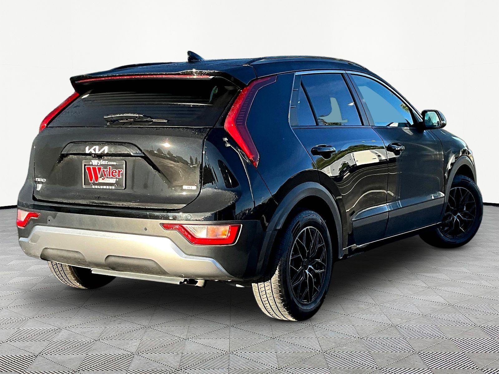 Used 2023 Kia Niro EX FWD image 6