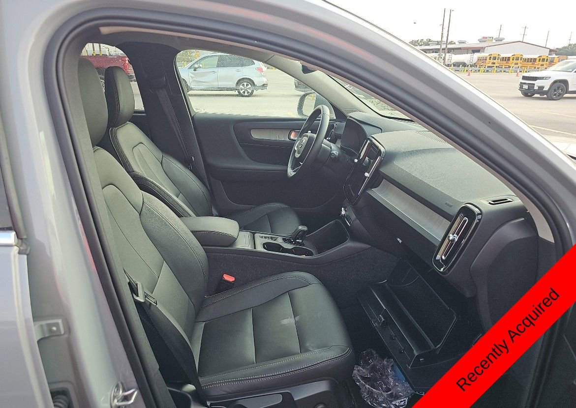 Used 2025 Volvo XC40 B5 Core image 9