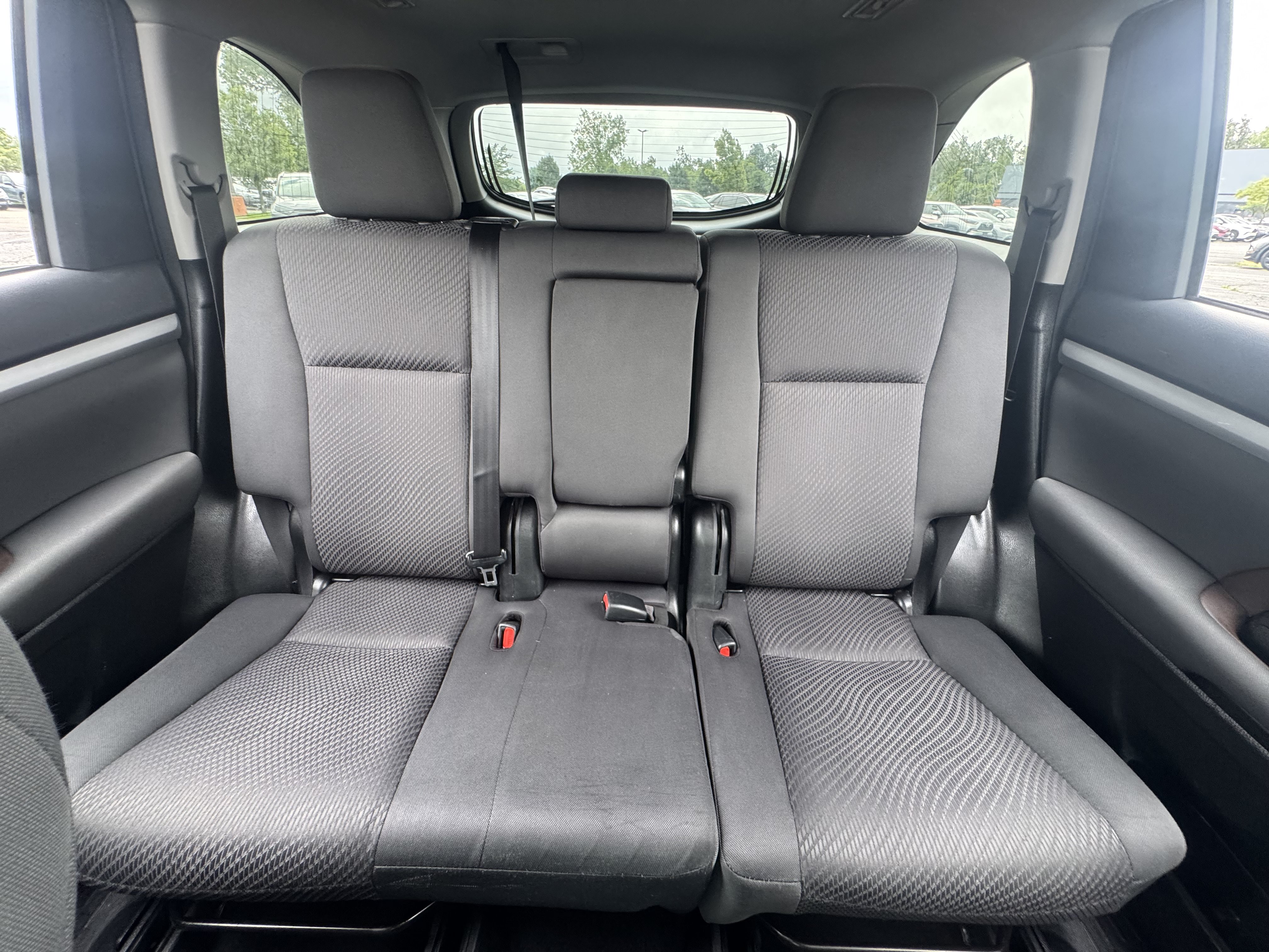 Used 2018 Toyota Highlander LE FWD image 32