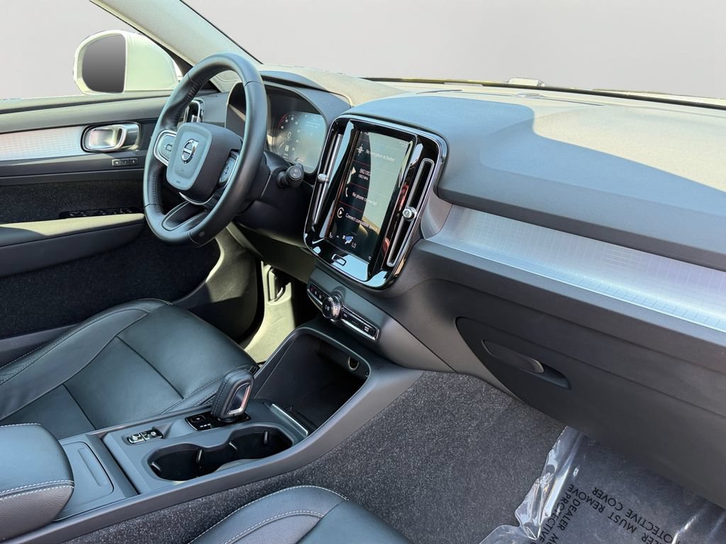 Used 2021 Volvo XC40 T5 Momentum AWD/4WD image 7