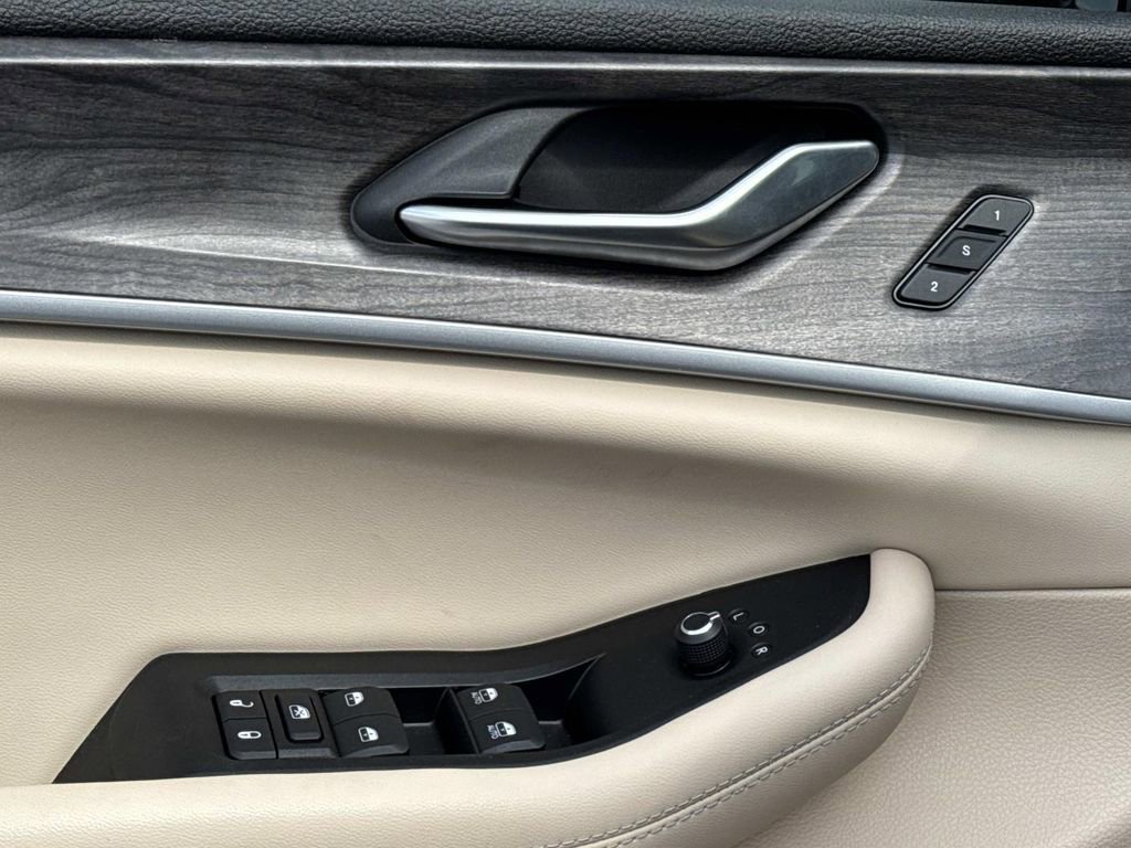 Used 2023 Jeep Grand Cherokee L Limited image 22