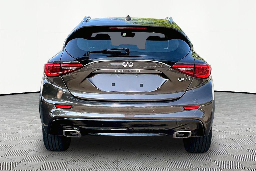 Used 2017 INFINITI QX30 Premium w/ Navigation Package FWD image 7