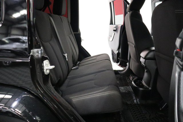 Used 2017 Jeep Wrangler Unlimited Sahara w/ Connectivity Group AWD/4WD image 10